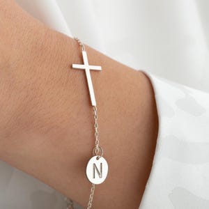 Pulsera con inicial y cruz, joyería religiosa cristiana, pulsera con dije personalizado, pulsera de confirmación de bautismo, pulsera con cruz lateral