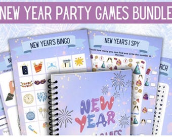 Może przedstawiać: Zestaw gier na przyjęcie noworoczne. Zestaw zawiera książkę w oprawie spiralnej ze słowami "NEW YEAR GAMES" oraz kilka arkuszy gier z tytułami takimi jak "NEW YEAR'S BINGO" i "NEW YEAR'S I SPY". Gry mają jasnofioletowe tło z świąteczną grafiką.