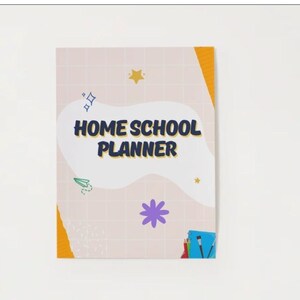 Peut inclure: Un agenda scolaire à domicile avec un fond rose clair et un motif quadrillé. La couverture présente le texte "HOME SCHOOL PLANNER" en bleu marine et jaune, avec des étoiles décoratives, une fleur et un avion en papier.