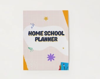 Pode incluir: Um Home School Planner com fundo rosa claro e padrão de grade. A capa apresenta o texto "HOME SCHOOL PLANNER" em azul marinho e amarelo, com estrelas decorativas, uma flor e um avião de papel.