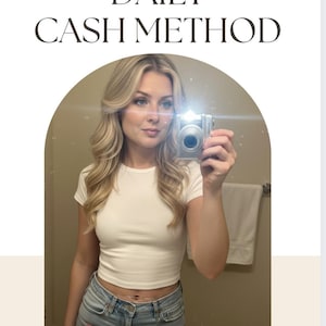Op de afbeelding: Afbeelding met de tekst "DAILY CASH METHOD". Een persoon houdt een camera voor een spiegel. De persoon draagt een wit t-shirt en een blauwe jeans. De afbeelding heeft een neutraal kleurenpalet. De tekst "@naptimerevenue" is ook opgenomen.