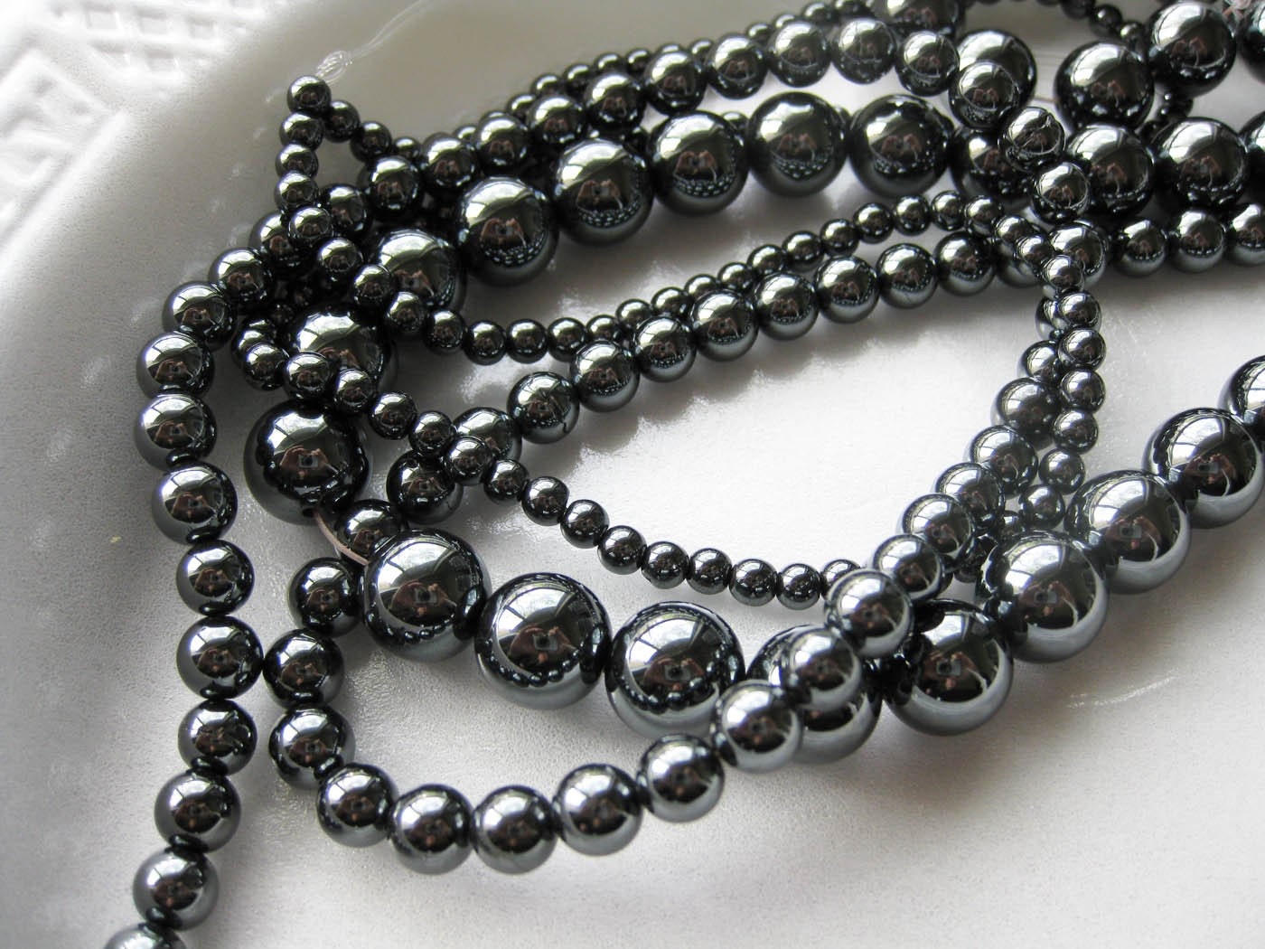 Гематит и магнетит. Гематит кровавик браслет. Гематит золотой камень. Чем полезен гематит. Гематит бусины 12мм.