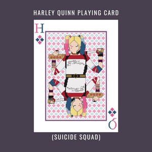 Può includere: Una carta da gioco con un disegno a punto croce di Harley Quinn di Suicide Squad. La carta ha uno sfondo bianco con un motivo a rombi rosa e blu. Il testo "HARLEY QUINN PLAYING CARD" e "(SUICIDE SQUAD)" sono visibili.