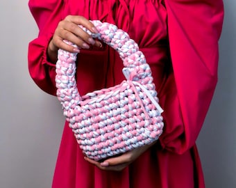 Borsa lavorata a maglia grossa all'uncinetto: filato pastello rosa tenue e bianco