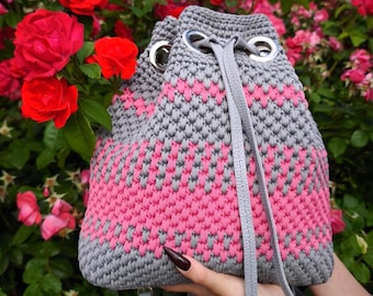 Mochila de crochet hecha a mano: Mochila de punto gris y rosa - Estilo bohemio