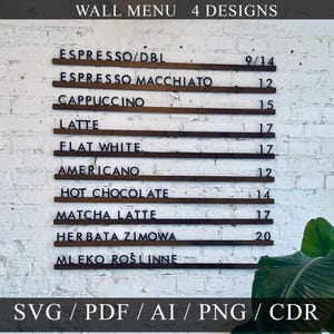 Op de afbeelding: Een witte bakstenen muur met een houten menukaart waarop verschillende koffie- en theesoorten met hun prijzen staan vermeld. De menukaart is gelabeld met "WALL MENU 4 DESIGNS".