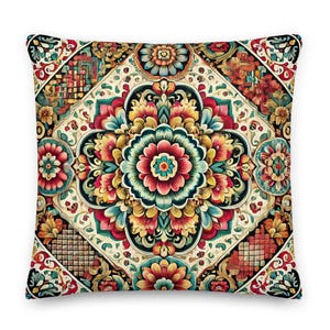 Puede incluir: Una almohada decorativa con un estampado floral colorido. El diseño presenta una gran flor central con detalles intrincados y flores más pequeñas que la rodean. Los colores son vibrantes e incluyen tonos de rojo, amarillo, azul y verde.