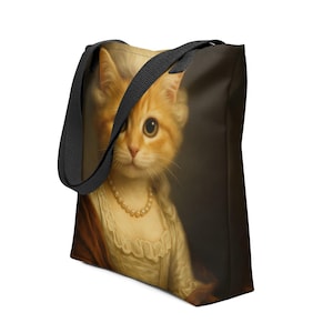 Può includere: Borsa tote con un ritratto di un gatto rosso in costume storico, completo di collana di perle e colletto a balze. La borsa ha un cinturino nero e uno sfondo scuro, creando un contrasto sorprendente.