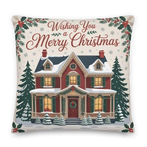 Puede incluir: Cojín cuadrado decorativo con una escena navideña festiva. El diseño incluye una casa roja con contraventanas verdes, un tejado cubierto de nieve y el texto "Wishing You a Merry Christmas". Acebos y pinos enmarcan la imagen.