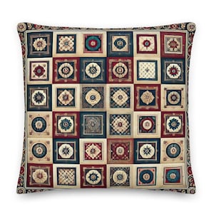 Puede incluir: Una almohada decorativa con un patrón repetitivo de cuadrados con diseños intrincados en tonos de rojo, azul, dorado y crema.