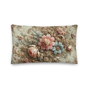 Può includere: Cuscino decorativo rettangolare con un design floreale dettagliato. Il cuscino presenta un bouquet di fiori rosa, blu e crema con intricati dettagli in rilievo. Lo sfondo ha un aspetto strutturato e invecchiato.