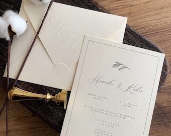 Personalisierte Hochzeitseinladung: Geprägtes cremefarbenes Papier