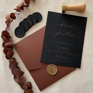 Luxe bruine trouwkaarten, aangepaste trouwkaarten, zwarte trouwkaart, handgemaakte lakzegel, bruine envelop huwelijksuitnodiging