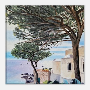 Könnte beinhalten: Ölgemälde einer Küstenlandschaft mit hellblauem Himmel und Meer. Zwei Bäume umrahmen ein Gebäude mit Bogenfenstern. Das Gemälde zeigt eine Steinmauer und ein paar Boote in der Ferne.