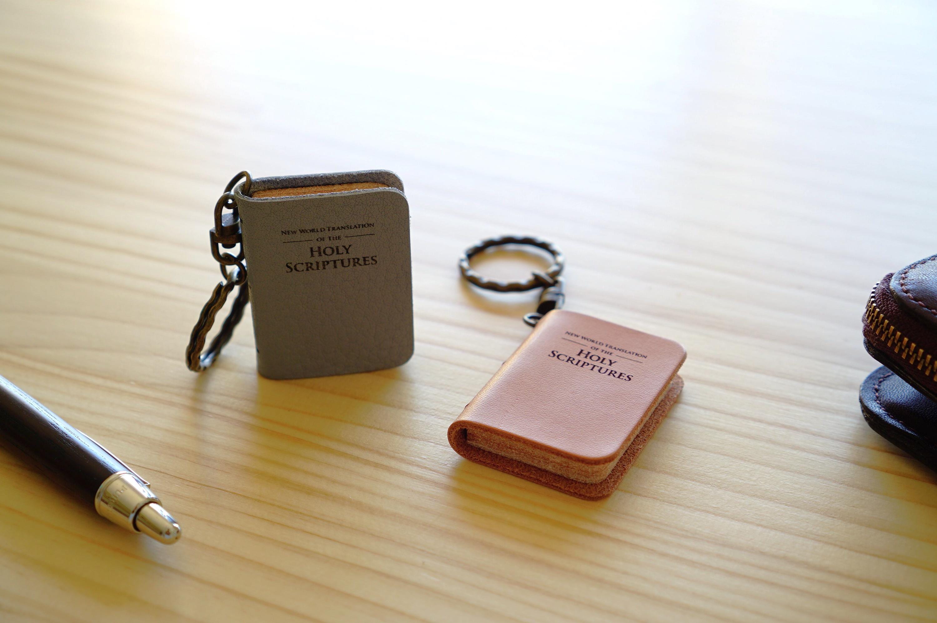 Bible keychains JW gift convention Holy Scripture Tanned Leather or Gray (English, Spanish or french,Japanese version)