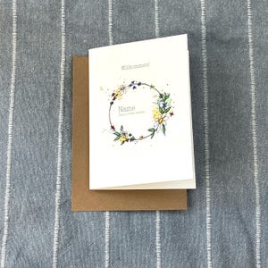 Zur Geburt | Fröhliche personalisierbare Karte mit feierlichem Blumenkranz-Motiv |  A6 Klappkarte | auf Fine-Art-Papier | inkl. Umschlag