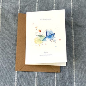 Zur Geburt | Süße personalisierbare Karte mit Papierboot-Motiv |  A6 Klappkarte | auf hochwertigem Fine-Art-Papier gedruckt | inkl. Umschlag