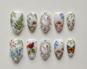 Uñas postizas estilo bosque caprichoso, uñas con hongos de bosque de hadas pintadas a mano, uñas con flores, mariposas y perlas, uñas naturales estilo cottagecore
