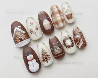 Mokka kerstpers op nagels, peperkoekhuisje, cacao en gezellige kerstkunst, gezellige bruine kerstnagels