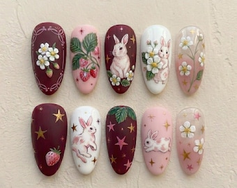 Unhas postiças fofas de coelhinho e morango, unhas de coelho estilo cottagecore, unhas florais rosa e bordô, unhas delicadas de primavera, unhas amendoadas estilo fairycore