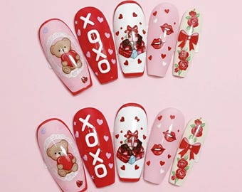 Uñas postizas de osito de San Valentín, uñas con labios y corazón XOXO, uñas románticas en rojo y rosa, bonito set de uñas con diseños de amor, uñas elegantes para citas.