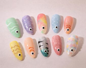 Uñas de pez, uñas postizas de pez pintadas a mano, uñas de pez pastel, uñas almendradas de pez de colores, arte de uñas de primavera, arte de uñas Y2K
