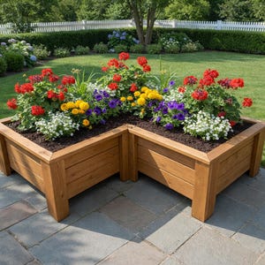 Puede incluir: Una jardinera de madera en forma de L llena de tierra y flores coloridas. Las flores incluyen geranios rojos, pensamientos amarillos, aliso blanco y petunias moradas. La jardinera es de madera de color marrón claro.
