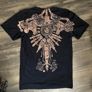 Camiseta con tatuaje en la espalda Vi Arcane pintada con lejía