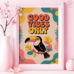 Póster o lienzo de tucán tropical con buenas vibras para sala de estar moderna, estilo bohemio, retro, tropical, rosa, decoración de habitación infantil.