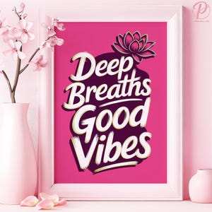 Póster de arte o lienzo de buenas vibraciones con respiraciones profundas para sala de estar moderna, tipografía contemporánea, serie de arte rosa loto, decoración de sala de yoga