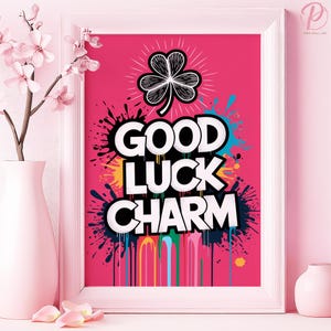 Plakat lub płótno z napisem Good Luck Charm do nowoczesnego salonu. Odważna typografia sztuki ulicznej. Różowa sztuka ścienna. Współczesny wystrój biura.