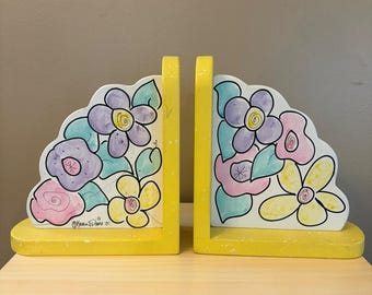 Karen Diane 2001 Suportes para livros florais de madeira pintados à mão, amarelos, estilo arte folclórica caprichosa