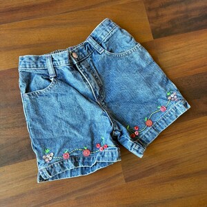 Sonoma Jeans Girls, rozmiar 6, niebieskie dżinsowe szorty z haftowanymi guzikami i owocami