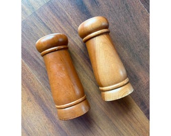 Vintage houten zout- en pepervaatje bruin taps toelopend houten keukendecor