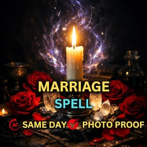 Puede incluir: Una vela encendida sobre un soporte decorativo con las palabras "MARRIAGE SPELL" en amarillo y azul. Rosas rojas y cristales rodean la vela. El fondo presenta un efecto místico y estrellado.