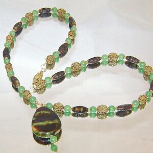 Collana di vetro d&#39;arte. Jade verde e marrone Art Vetro Vintage Collana collana waalaa. Collana per donne.