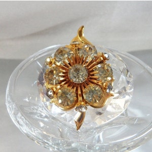 Rhinestone Brooch. Vintage Brooch. Leaf Brooch. Gold Rhinestone Leaf Pin. Jewelry for Women. waalaa.