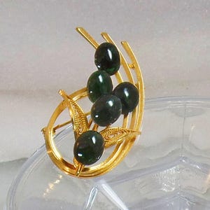 Jade Brooch. Green Jade Brooch. Vintage Brooch. Nephrite Brooch. Green Jade Pin. Gold Brooch. Brooches for women. waalaa.