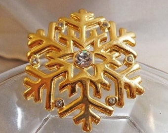 Christmas Brooch. Christmas Pin. Rhinestone Snowflake Brooch. Clear Rhinestones Gold Tone Snowflake Pin. waalaa.