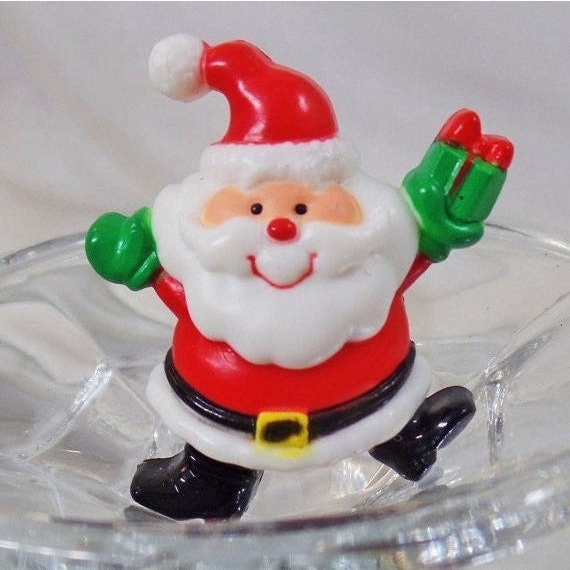 Christmas Brooch. Christmas Pin. Santa Brooch. Russ Santa Pin. Santa Claus Brooch. Plastic Santa Pin. Christmas Santa Pin. waalaa.