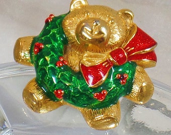 Christmas Brooch. Christmas Pin. Christmas Bear Brooch.  Christmas Wreath Bear Pin.  Bear with Wreath Brooch.  Holiday Pin. waalaa.