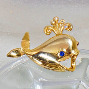 Whale Brooch. Vintage Brooch. Whale pin. Gerry&#39;s Whale Brooch. Fish Brooch. Jewelry for Women. Brooches for Women. waalaa