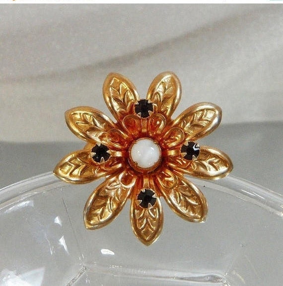 Broche Fleur En Métal Noir Et Cristal Taillé Grenat Rouge - Bijou D'ornement Occasion Parfait
