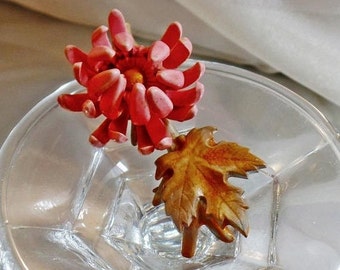 Flower Brooch. Pink Mum Celluloid Brooch.  Pink Flower Blossom Pin.  Mums and Leaves Celluloid Pin. waalaa.