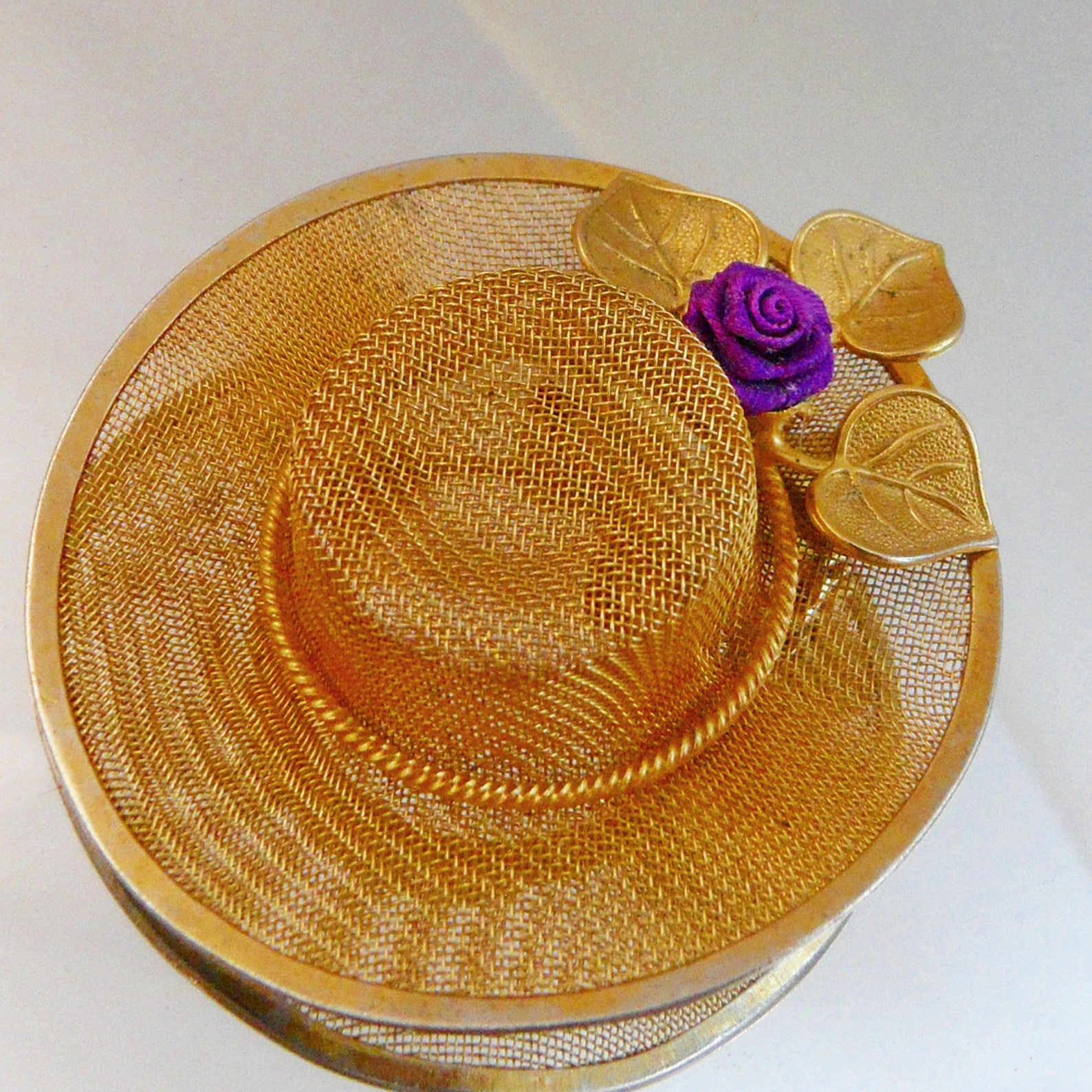 Broche Art Déco Femme Profil Chapeau Violet - émail Et Couleur Or - Vintage 2764
