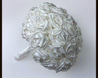 Ramo floral de tela nupcial de marfil liso - flores hechas a mano de satén - Medio - hecho a pedido