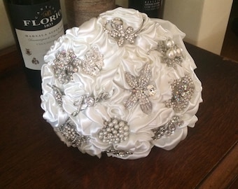Ramo de novia color marfil - Ramo de tela y broche estilo vintage - Ramo de novia alternativo - Ramo de diamantes de cristal color marfil - Ramo de reliquia
