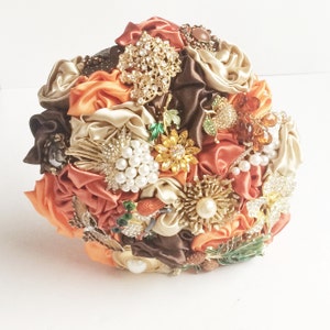 Orange, Schokolade & Elfenbein Brosche-Stoff-Bouquet mit gold Diamante und Perle Broschen