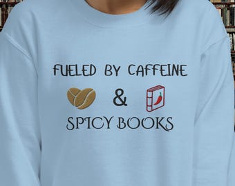 Sudadera bordada con cafeína y libros picantes: un regalo acogedor para los amantes de los libros