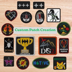 Puede incluir: Una colección de parches bordados en varias formas, con diversos diseños. Incluye parches con texto como "Custom Patch Creation", "HOS&S", "DG2" y "Phoenix Squad". Otros diseños incluyen un trofeo, un gato y una mariposa.